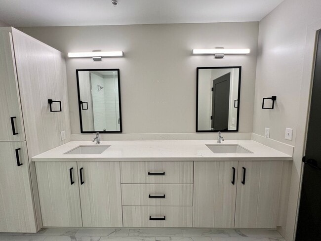 Building Photo - Modern Executive Level Condo near Colbert Hills Golf Course