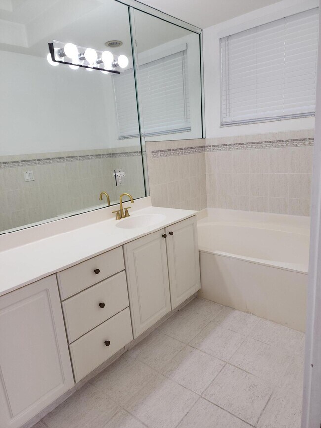 Building Photo - 5524 Boynton Gardens Dr