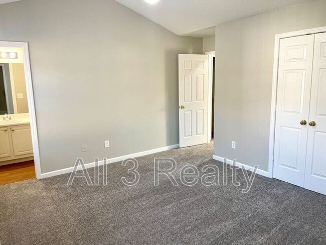 Building Photo - 333 Goldenrod Dr