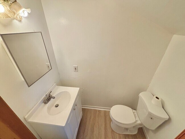 Building Photo - Spacious 5bd single family home | Off Street Parking | Updated kitchen