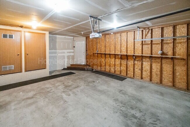 Building Photo - 1605 E 33rd Ave