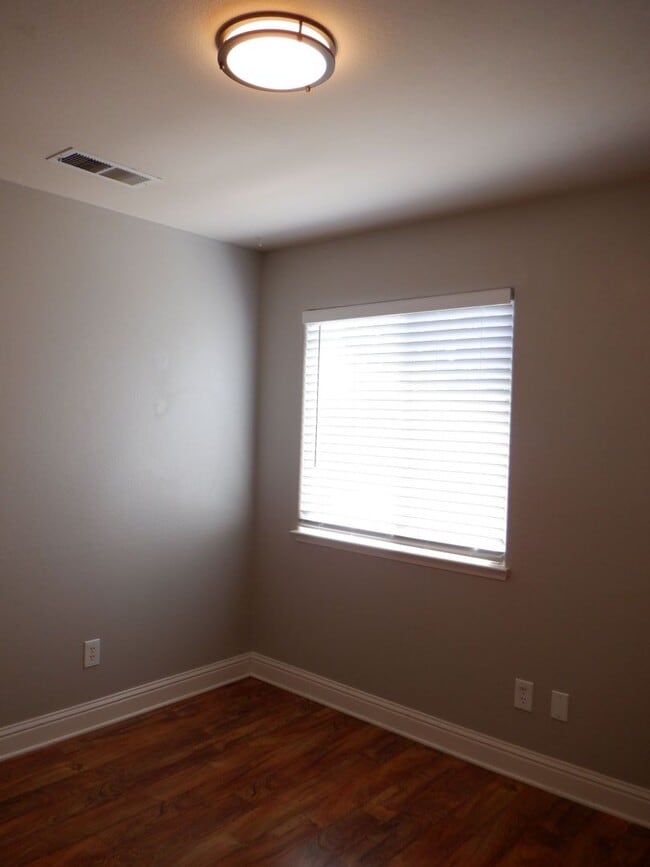 Building Photo - Cul De Sac Cutie in the City