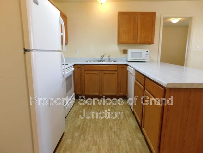 Building Photo - 393 Sunnyside Cir