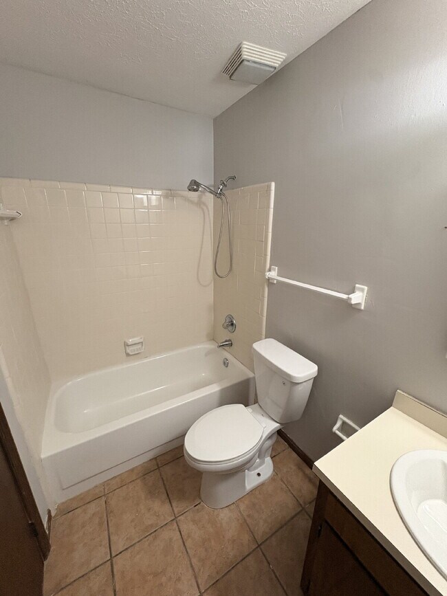 Building Photo - Charming 3-Bed, 2-Bath Home with 1623 sq. ft. of Comfort in the North Side of Tallahassee!