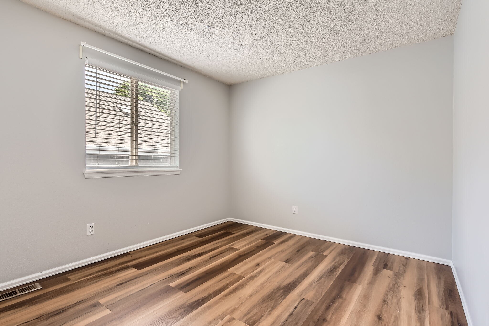 Building Photo - 8750 Redwing Ave