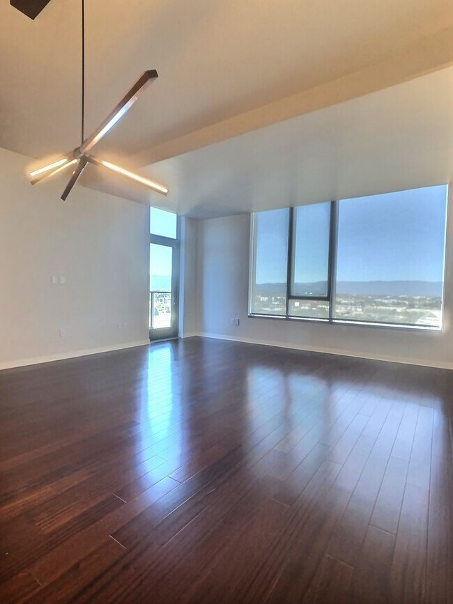 Building Photo - 20th Floor Spacious 3 Bedroom Condo with Den