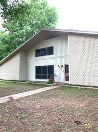 Building Photo - 3 Bed 2 Bath/2 Car Garage and Fenced in Yard!