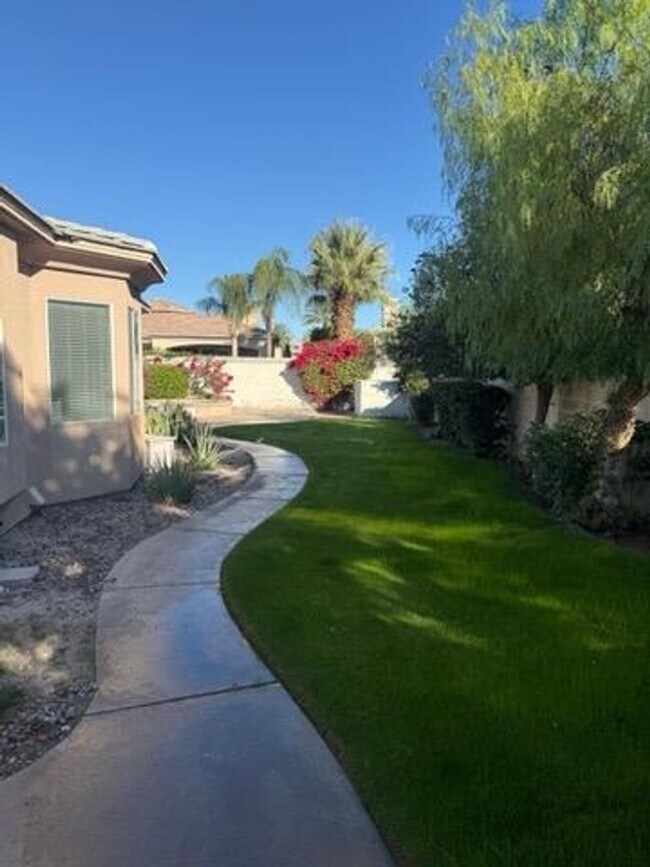 Building Photo - Large 3 bed 2.5 bath with pool and Gargae