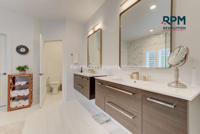 Building Photo - "Spacious Elegance: Stunning 6-Bedroom Ret...