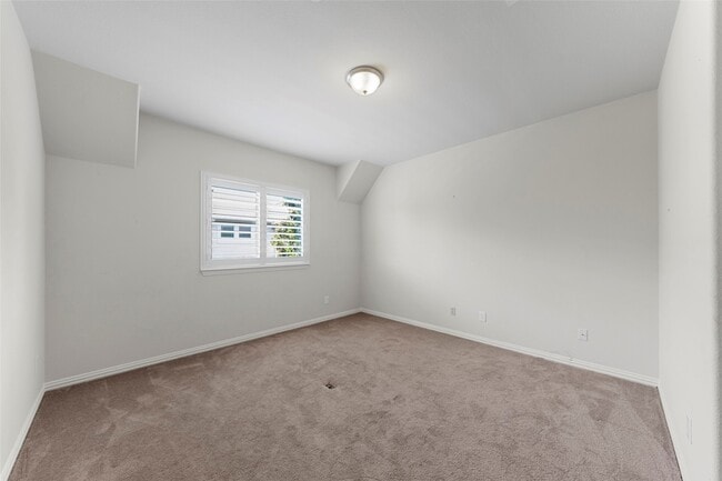Building Photo - 4829 Bayview Dr