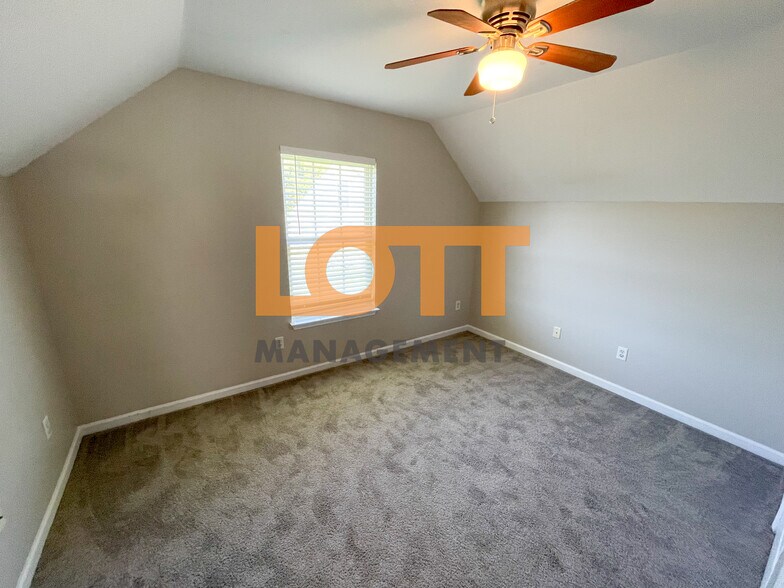 Building Photo - 204 Jarrett Ln