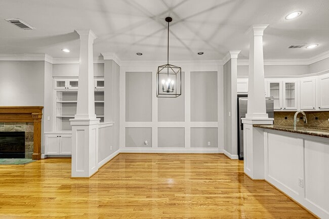 Building Photo - 1141 Louise St