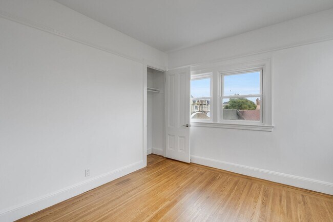 Building Photo - Newly remodeled top floor, pet friendly 1B...