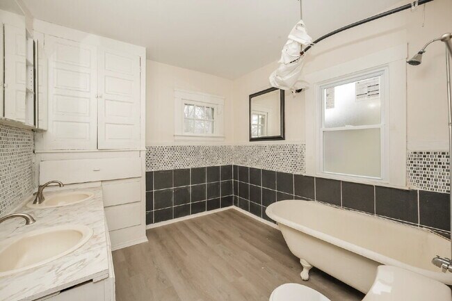 Building Photo - 10906 Grantwood Ave