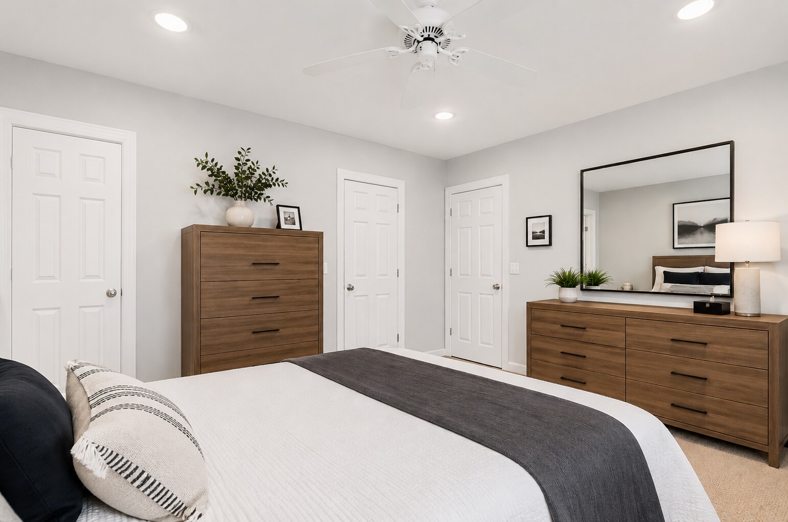 Large master bedroom with ample walkin closet - 3513 North Reta Avenue