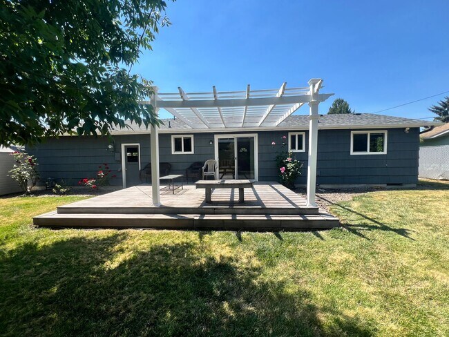 Building Photo - 3 Bedroom, 1 bath House in NW Corvallis of off Circle Blvd