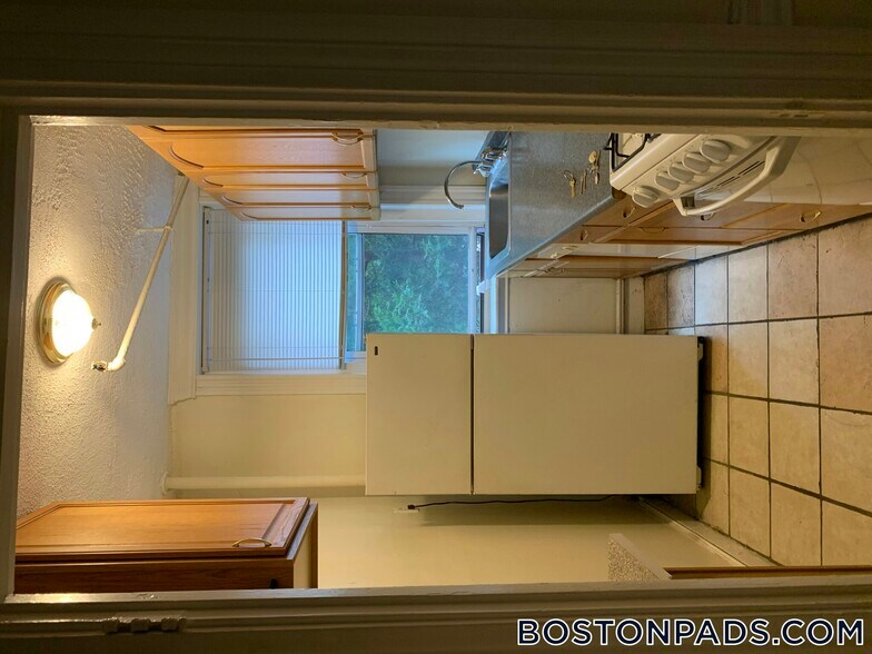 Building Photo - 352 Riverway