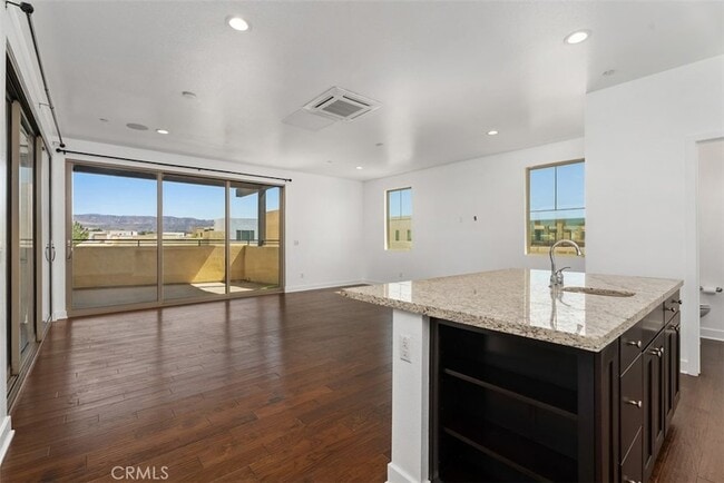 Building Photo - 123 Interval