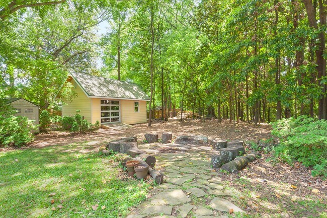Building Photo - Beautiful 4/4 Plus Office, 4 Blocks From E...