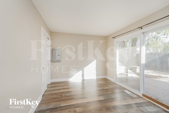 Building Photo - 10 Fir St