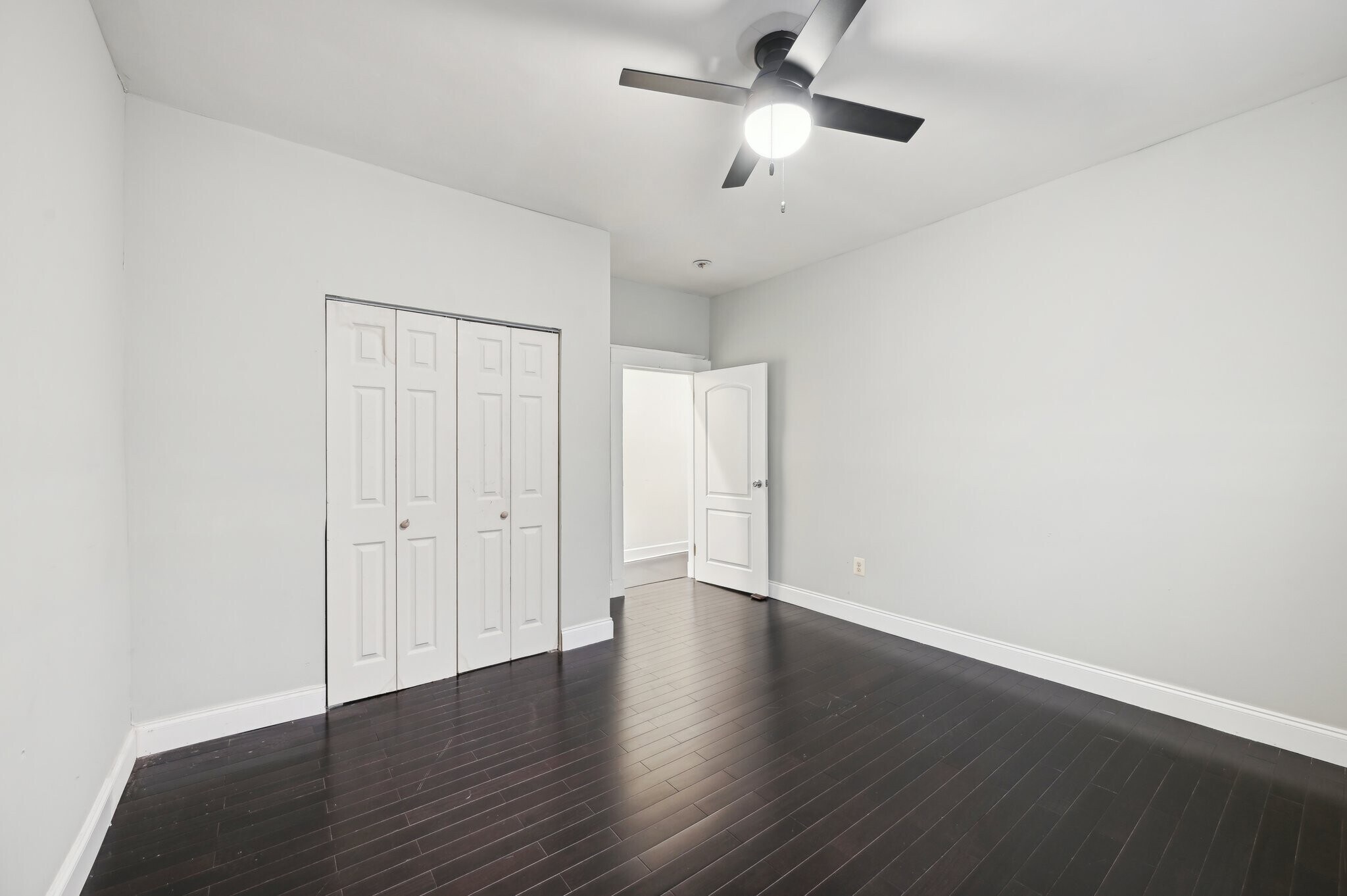 First bedroom + spacious closet - 2431 Linden Ave