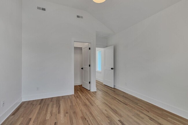 Building Photo - 5917 Robertson Ave