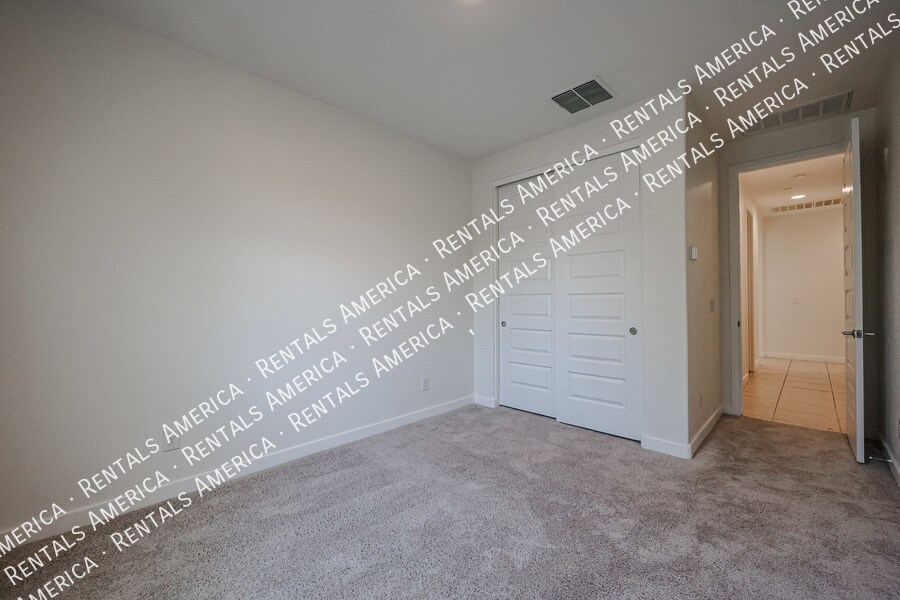 Building Photo - 9718 E Tahoe Ave