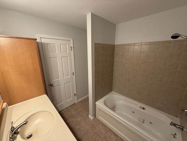 Building Photo - 1007 Bayshore Dr