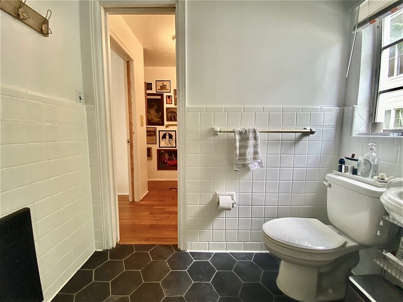 Building Photo - 306 14th Ave NE