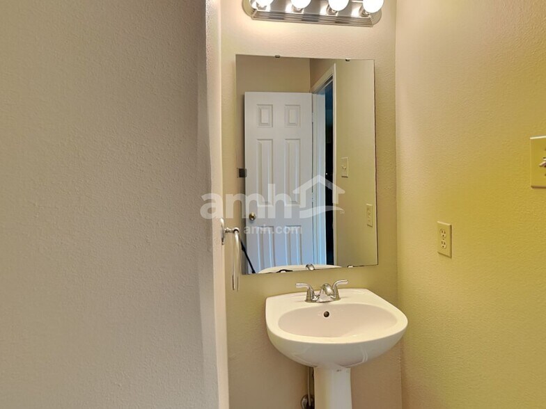 Building Photo - 6805 W Littleton Dr