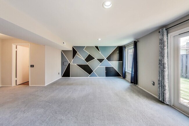 Building Photo - 3 bed + 2 Full + 2 half Bath - End Unit TH