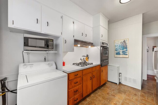 Building Photo - 536 Hawthorne Ln