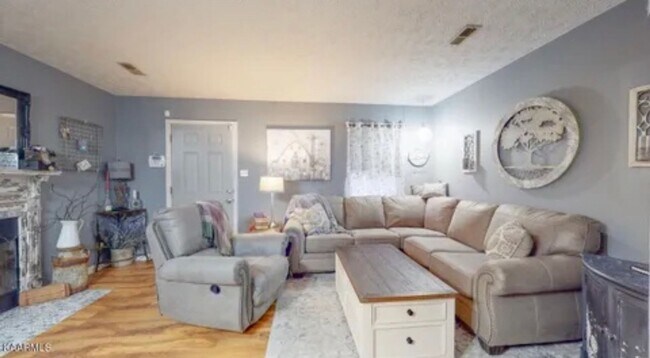 Building Photo - 2BR/ 1.5BA Townhouse in Bearden w/ 1 car garage