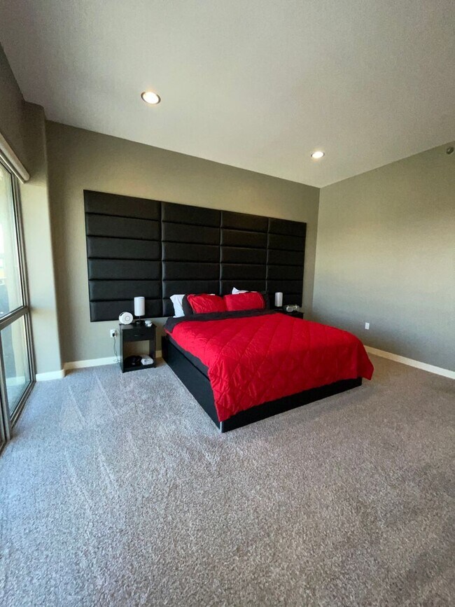Building Photo - COMING SOON! Stunning 2-Bed, 2-Bath Condo ...