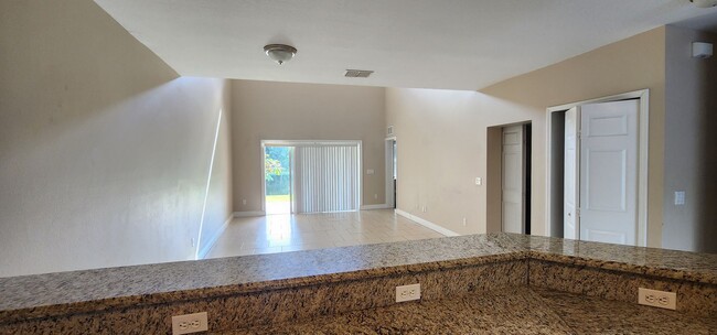 Building Photo - 3 Bedroom 2 Bath Lakefront Townhouse