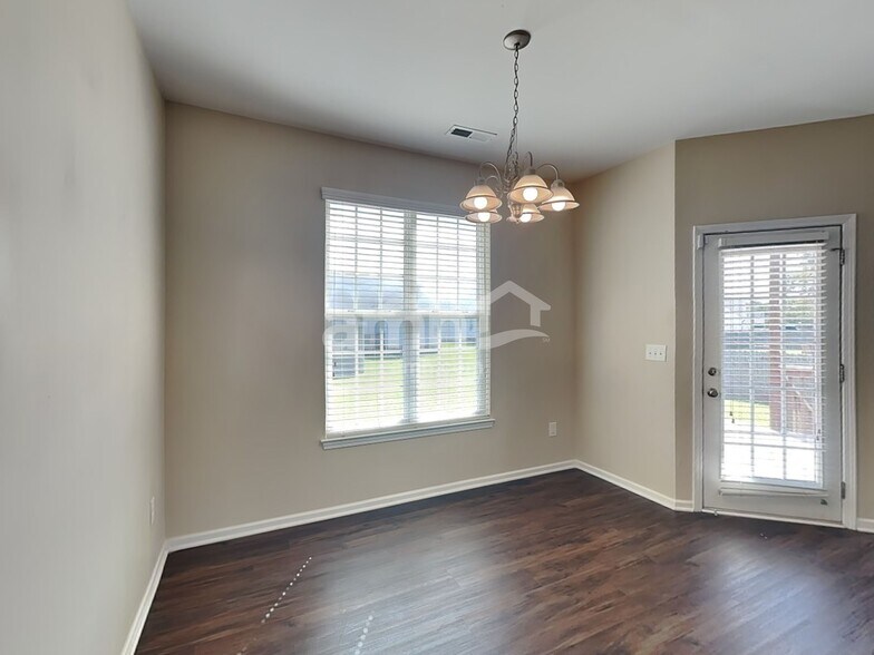 Building Photo - 98 Jade St