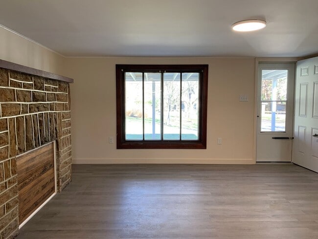 Building Photo - Single family home with 3 beds/1 bath