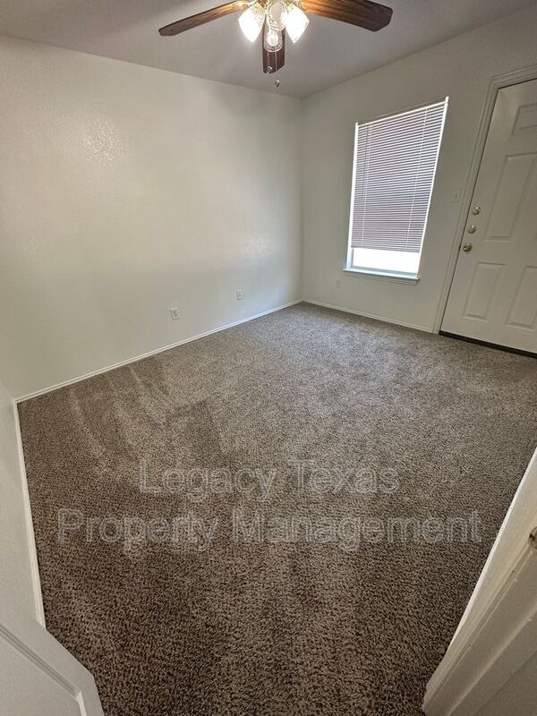 Building Photo - 901 N Border St