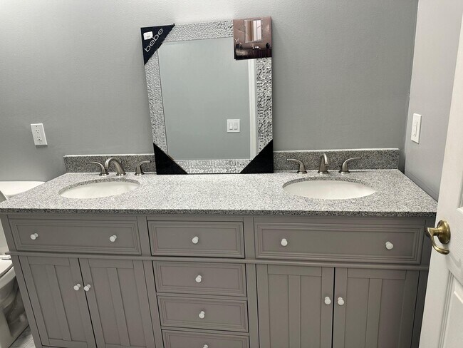 Building Photo - 3464 Commodore Ct