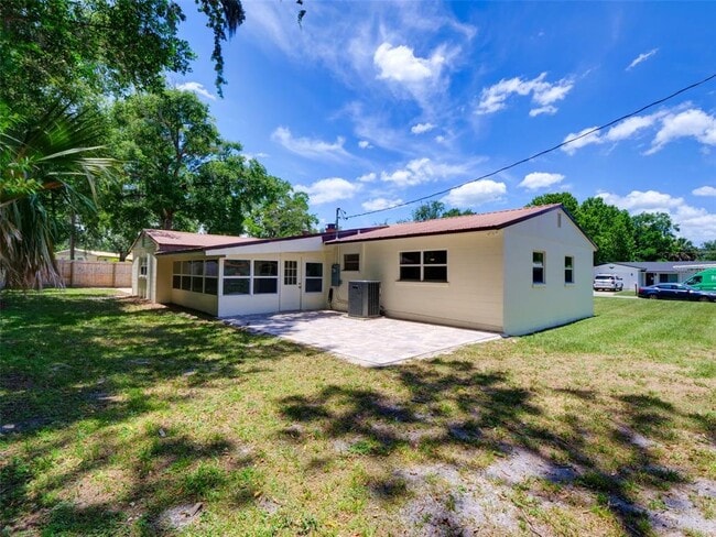 Building Photo - 305 Sunset Dr