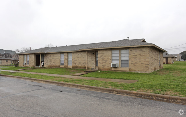 Building Photo - Chisholm Trail