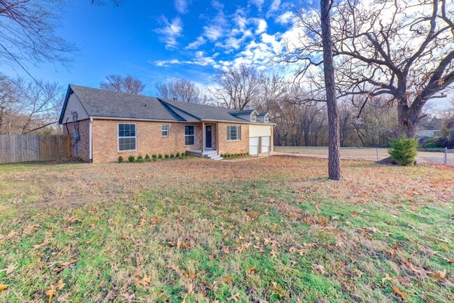 Building Photo - Stunning 4 Bed 3 Bath Home on Quiet Street!