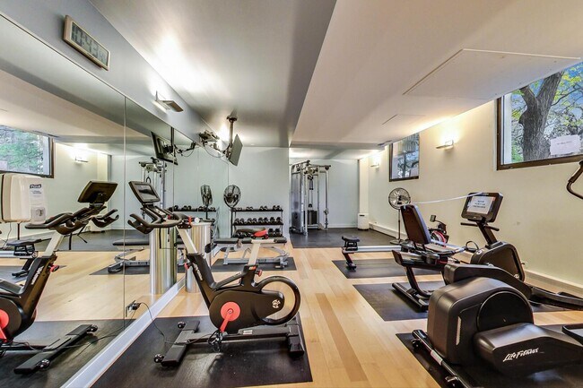 Building Photo - 100 E Bellevue Pl