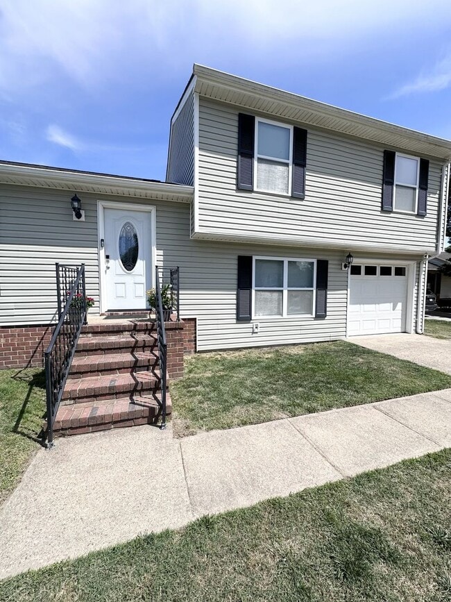 Building Photo - Charming Updated Home in Prime Chesapeake Location – Spacious Layout & Modern Touches!