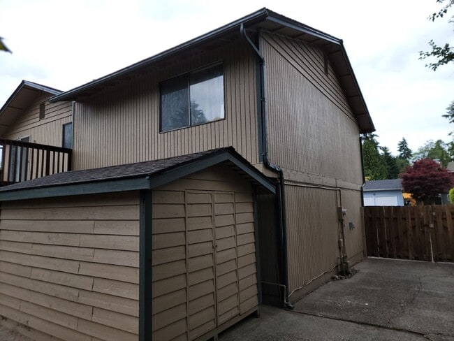 Building Photo - Federal way split level home - 3 bedrooms 2 bathrooms, AC, RV parking, EV Chargers and more, Avai...