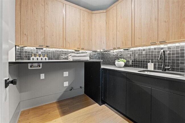 Building Photo - 807 W Park Ave