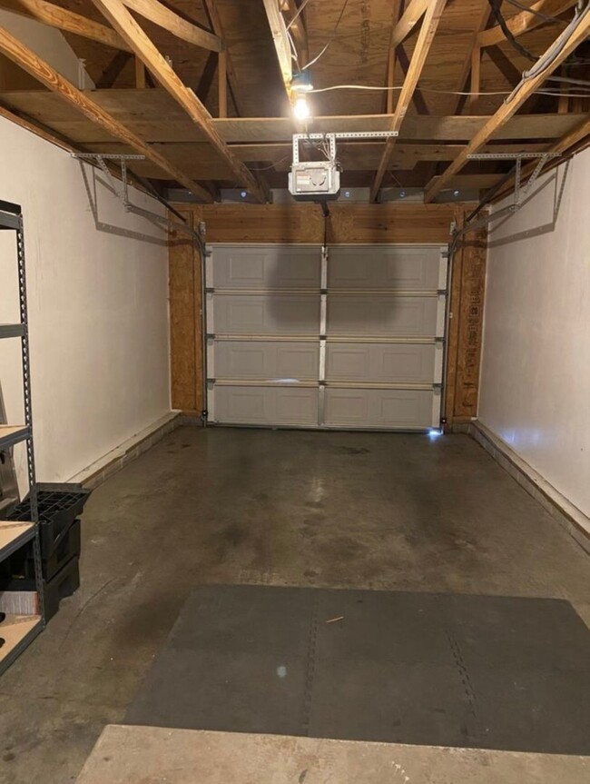 Building Photo - 2 BEDROOM 2.5 BATH TOWNHOME WITH DOWNTOWN ...