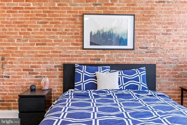 Building Photo - 737 Dolphin St