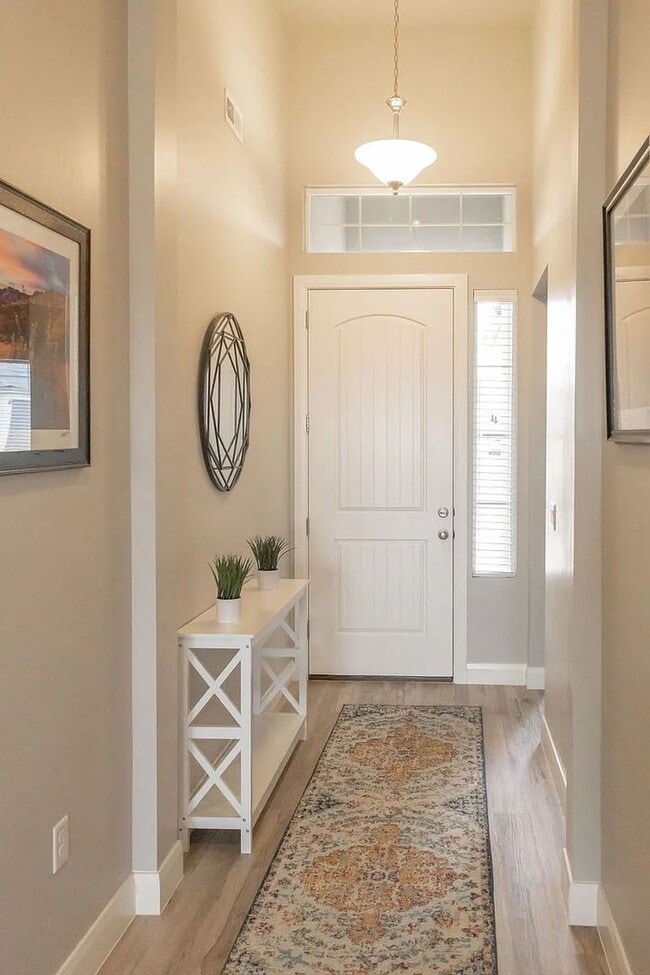 Building Photo - 3 Bedroom Furnished Home! Short term lease!! Available from May 1st - October 31st!