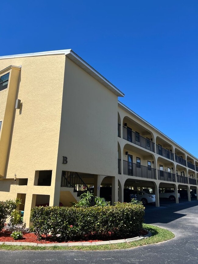 Building Photo - Located on the Myakka River in El Jo Bean  2nd floor